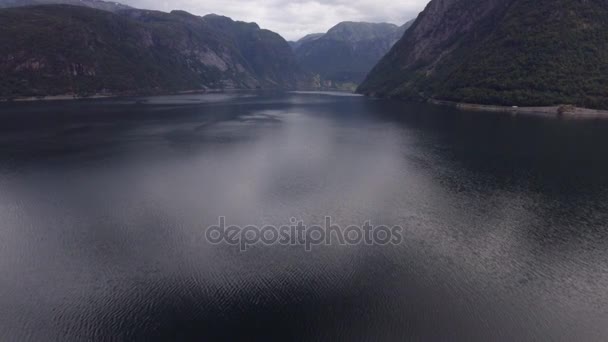 Plano aéreo hermoso paisaje marino noruego, grandes montañas en el fondo. La cámara se mueve hacia atrás — Vídeos de Stock