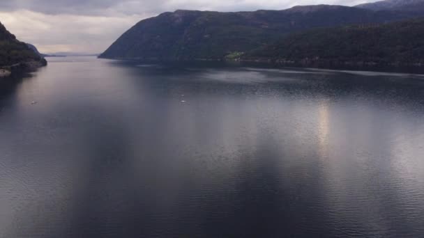 Fiordo norvegese, bel paesaggio marino. Incredibile blu grande mare e alte montagne, tiro aereo — Video Stock