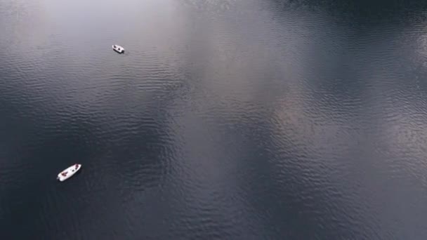 Vue aérienne bateaux à moteur avec des gens au milieu de la mer bleue claire. Belle nature de la Norvège 