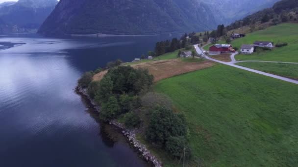 Deniz manzarası, Norveç Fiyordu. Norveç'in güzel doğada bir güneşli yaz günü. Muhteşem manzara — Stok video