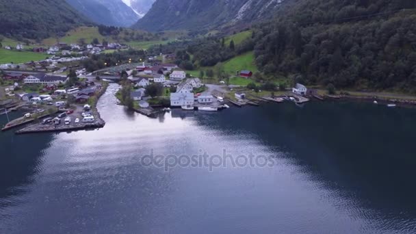 Uimitor capac de mare. Un sat tipic de pescuit cu docuri frumoase. Mare vale între munţi şi mare — Videoclip de stoc