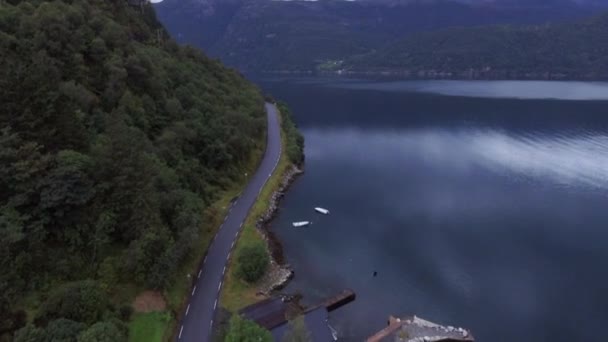 Schieten vanuit helikopter prachtig zeegezicht van de Noorse fjord. Bergen en zee, geweldige natuur — Stockvideo