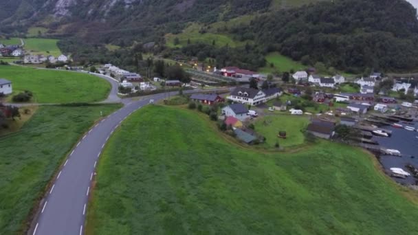 Aldeia piscatória típica perto do mar na Noruega, Europa. Bela natureza do fiorde norueguês — Vídeo de Stock