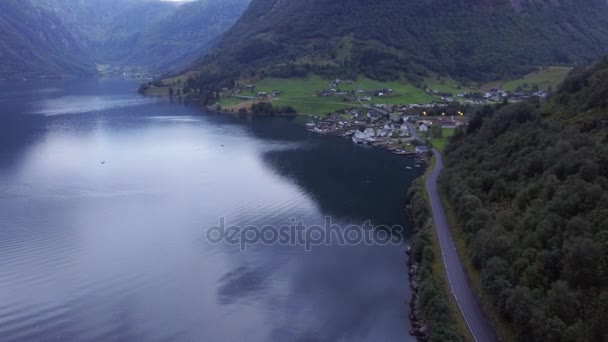 Vista dall'alto piccolo villaggio di pescatori con banchina in mezzo ad alte montagne e mare. Bella natura — Video Stock