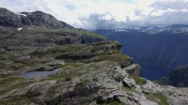 Hava güzel Norveç doğa manzarasına vurdu. Muhteşem bulutlar, dağlar, nehir temiz su ile