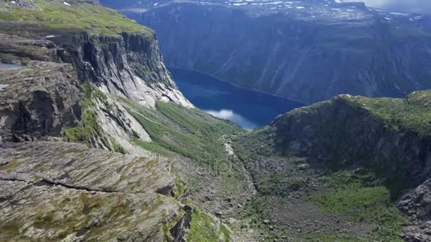Natura uimitoare a fiordului norvegian, împușcat aerian, vedere de la muntele Preikestolen pe vreme bună — Videoclip de stoc