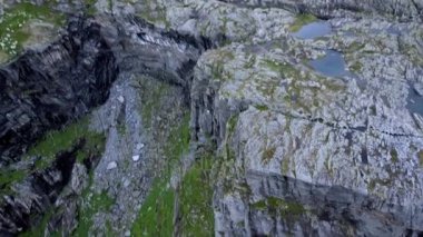 Dağlık kayalık arazi yeşil bitkiler ile vurdu havuzları temiz su, hava ile kaplı