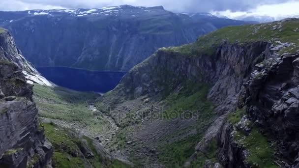 Antenna lövés csodálatos kilátás nyílik a természetes táj a norvég Fjord-tökéletes időjárás — Stock videók