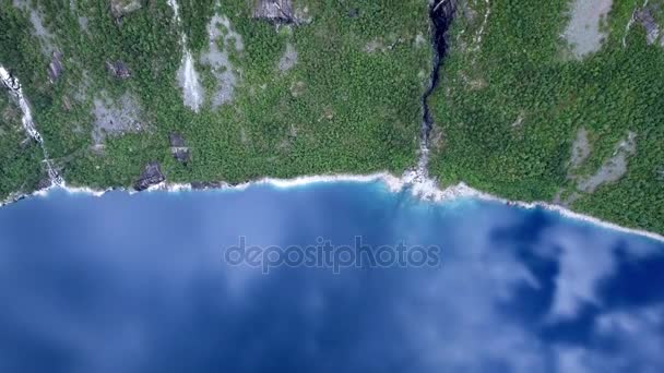 Zdjęcia lotnicze. Seascape wspaniały. Natura w Norwegii. Chmury są odzwierciedlane w jasny niebieski wody — Wideo stockowe