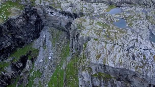山地岩石地形覆盖绿色植物, 池塘清水, 空中拍摄 — 图库视频影像