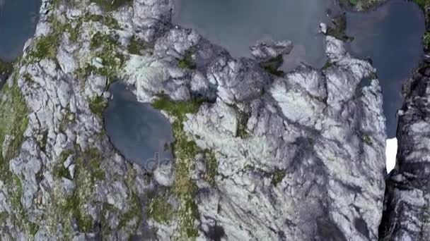 Letecký záběr turistů chodit na skalnaté oblasti. Krásná příroda, rybník uprostřed skalnatého terénu — Stock video