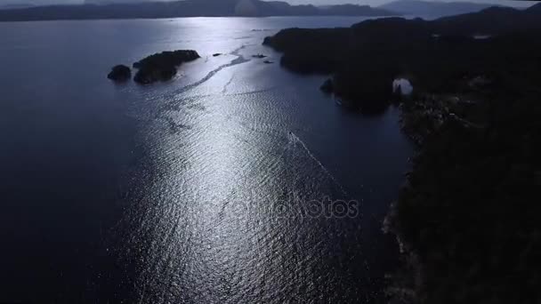 Панорамный вид на великолепный природный ландшафт норвежского фьорда на закате . — стоковое видео