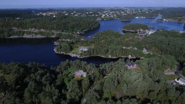 Vuelo en helicóptero lento sobre el magnífico paisaje natural de las Islas Noruegas con buen tiempo — Vídeos de Stock