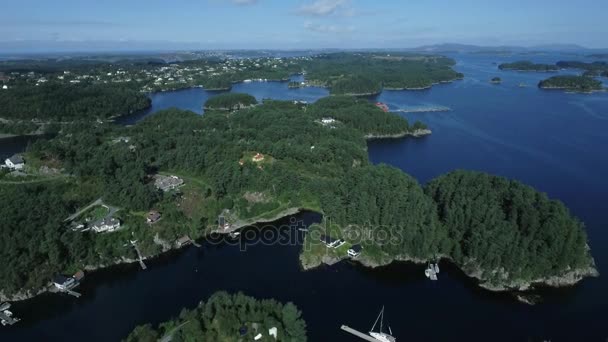 Красиві пейзажі природи Норвезька Фіорду, повітряний постріл. Невелике містечко на островах — стокове відео