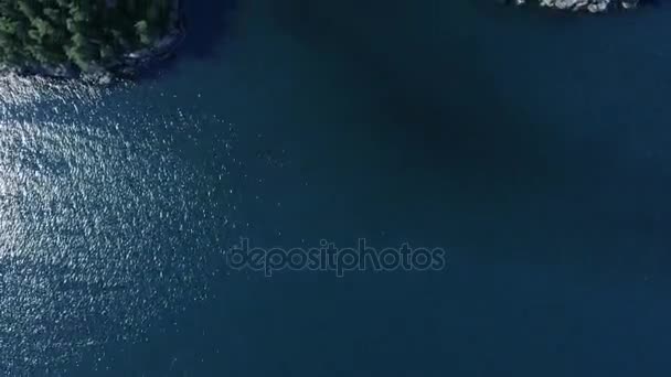 ヨーロッパ、ノルウェーのフィヨルドの島々 の壮大な小さな漁村の町のトップ ビュー — ストック動画