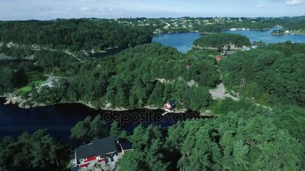 Langsamer Flug über eine erstaunliche Kleinstadt auf den Inseln des großen norwegischen Fjords. schöne Natur — Stockvideo