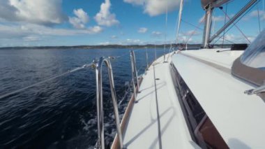 Güneşli yaz gününde güzel deniz manzarası. POV vurdu. White yat Adası kıyıya yaklaşıyor