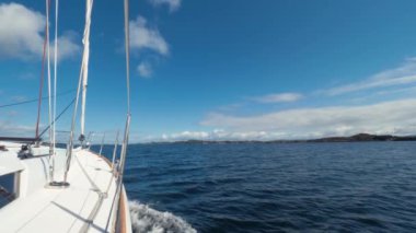 Mavi açık sınırsız deniz kenarında güzel beyaz yelkenli yat yelken. Cruise, denizde yolculuk. POV shot