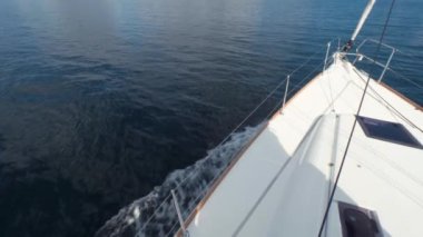 Yay güzel beyaz yat deniz kenarında taşır. Köpük dalgalar yelkenli kırma. Ağır çekim. Yüksek açı