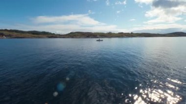 Harika deniz manzarası. Deniz, dağ arka planda balıkçı teknesi. Norveç izleme atış şaşırtıcı Adaları