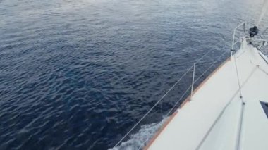 Ön güverte yelkenli yat deniz yoluyla seyahat ederken, okyanus. Dalgalar gemiye yendi. Ağır çekim