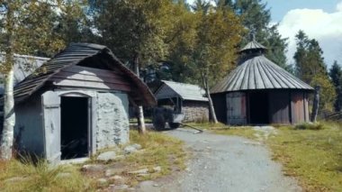 Antik köy yerleşmesi olan Norveç İskandinav insanlar. POV vurdu. Vikinggard, Viking çiftlik.