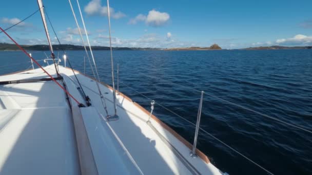 Schuss. jemand steht auf dem Deck einer wunderschönen weißen Jacht und genießt eine Reise auf dem Meer, Kreuzfahrt — Stockvideo