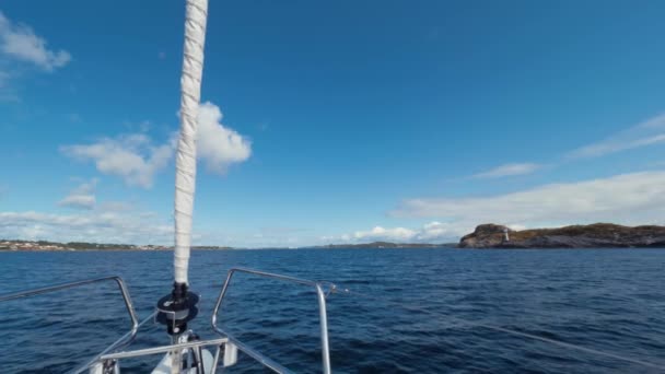 海の冒険中にホワイトの美しいヨットの弓, 旅, クルーズします。素晴らしい海の景色。ハメ撮り — ストック動画