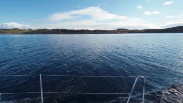 Вид на красивый остров посреди моря, во время круиза, путешествуя на яхте. Медленное движение — стоковое видео
