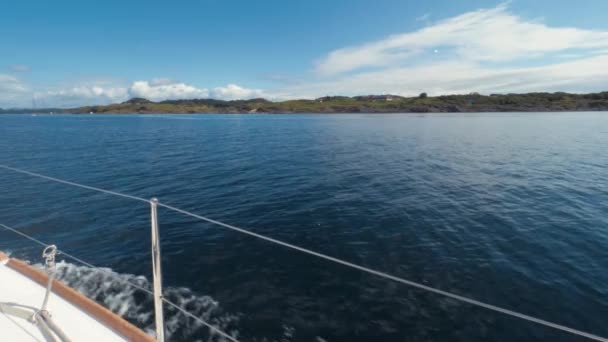 Kryssning, resa med havet, älven i Norge. Vacker utsikt över marinmålning. Blå tydlig havet och ön. — Stockvideo