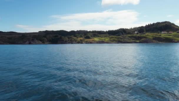 Pohyb kamery Arielina překrásná mořská scenérie. Modré moře a velký ostrov s hustou zelení, jasné Úžasná obloha — Stock video