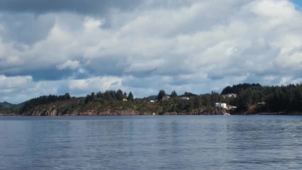 Csodálatos tengeri kilátás. Csodálatos természet, a norvég Fjord, a tengerre és a hegyekre. Halászati falu — Stock videók