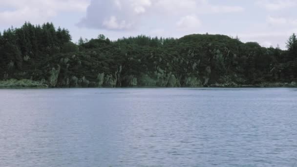 O rastreamento disparou sobre a natureza das ilhas do fiorde norueguês. Bela paisagem marinha ao anoitecer. Cruzeiro marítimo — Vídeo de Stock