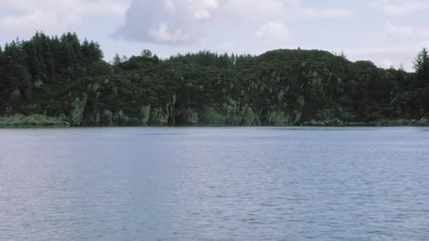 Tracking shot karaktär av öarna i den norska fjorden. Vackra seascape i skymningen. Havskryssning — Stockvideo