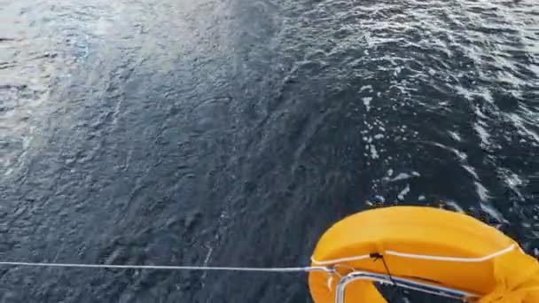 Slow motion. Top view of the wake behind ship at sea. Back of the yacht with lifebuoy while driving — Stock Video