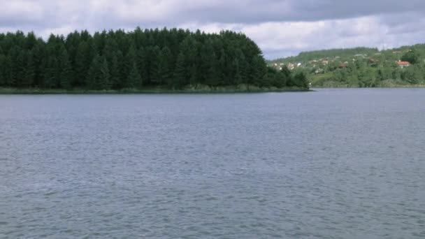 Vue sur la belle mer, rivière avec des ondulations peu profondes à la surface de l'eau. Mouvement lent — Video