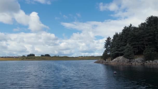 Magnífica paisagem marinha. Bela natureza. Céu maravilhoso azul e nuvens brancas, belo mar. Serenidade — Vídeo de Stock