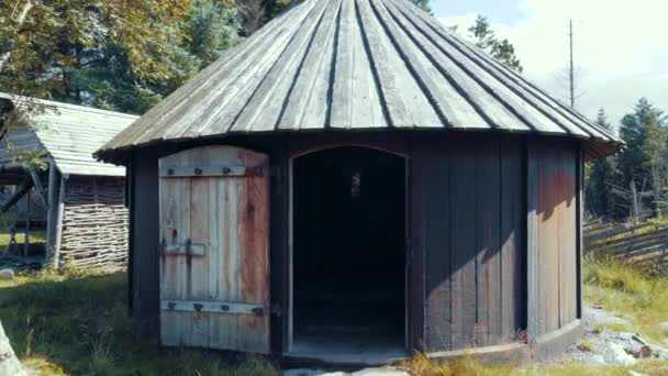 Turist kommer in i huset. Avveckling av vikingar. Utsikt från inuti. POV skott. Vikinggard, Viking gård. — Stockvideo