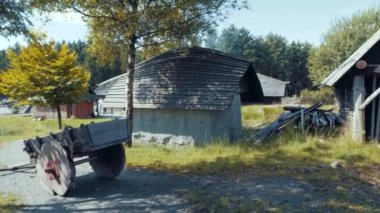 POV vurdu. Yürüyüş turu mimarisinin tarihi anıt için. Vikinggard, Viking çiftlik evde.