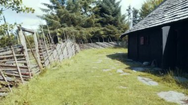 POV vurdu. Turist Viking yerleşim evin arka bahçesinde yürür. Vikinggard, Viking çiftlik.