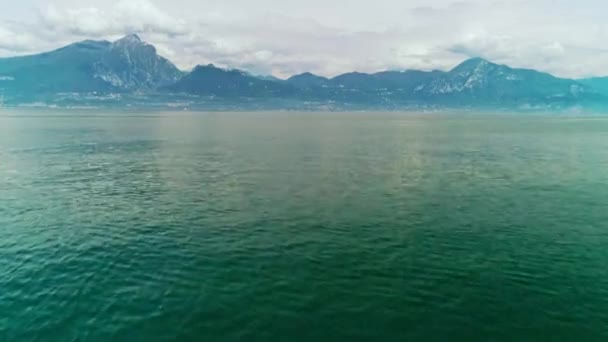 Colpo aereo incredibile luminoso paesaggio marino circondato da alta montagna bellissimo paesaggio naturale del mare — Video Stock