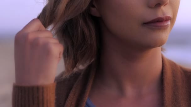 Extreme close up γυναικείο χέρι παίζει τα μαλλιά σε εξωτερικούς χώρους απολαμβάνοντας τρυφερότητα συγκινητικό — Αρχείο Βίντεο