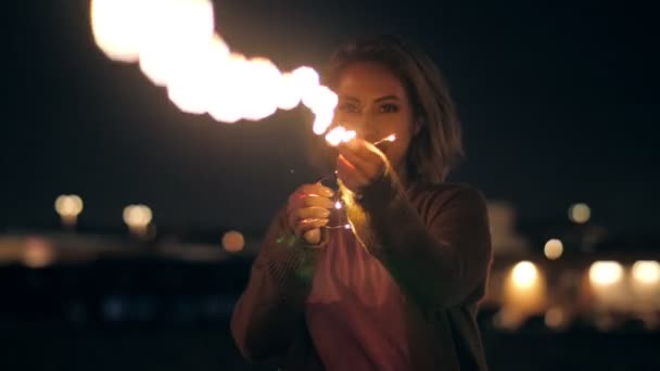 Menina milenar bonita brincando com luzes bokeh feriado guirlanda regozijando ao ar livre à noite — Vídeo de Stock