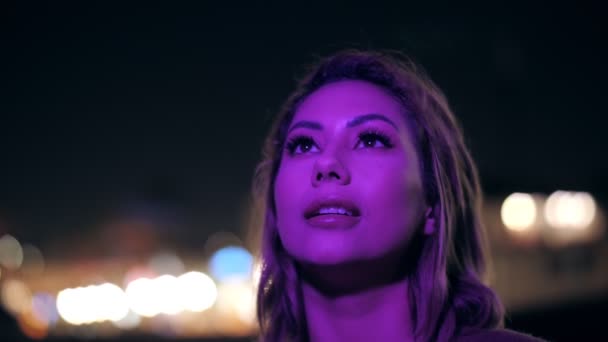Cerca asombrado millenial joven cara de mujer mirando colorido neón partido espectáculo luces — Vídeos de Stock