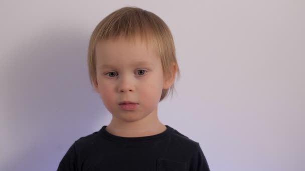 Портрет сфокусированного расстроенного маленького ребенка, разговаривающего с негативными эмоциями — стоковое видео