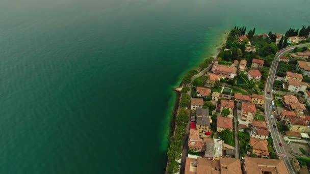 Tiro aéreo bela superfície do mar vista superior incrível orla de pequena cidade europeia típica — Vídeo de Stock