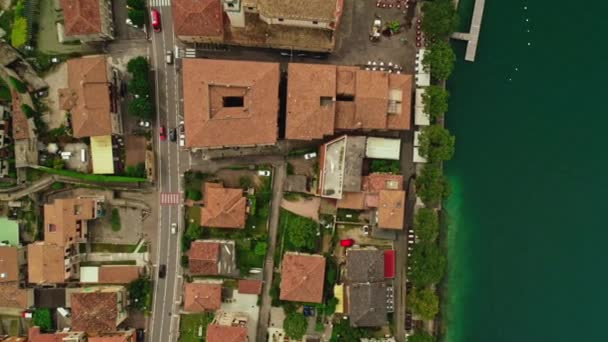 Вид зверху чудове старе місто з дахом будинку автомобільна дорога і рухомий автомобільний рух — стокове відео