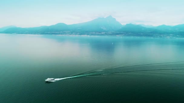 Panorámica aérea disparó increíble paisaje marino con yate de velocidad de fondo de montaña en movimiento — Vídeos de Stock