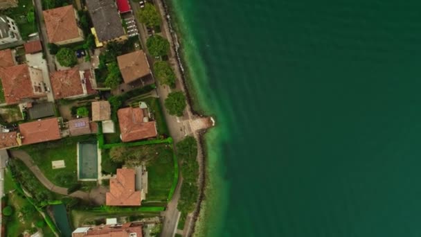 Aerial rotating shot top view on sea waterfront with calm bright wave from above amazing beach line — Wideo stockowe