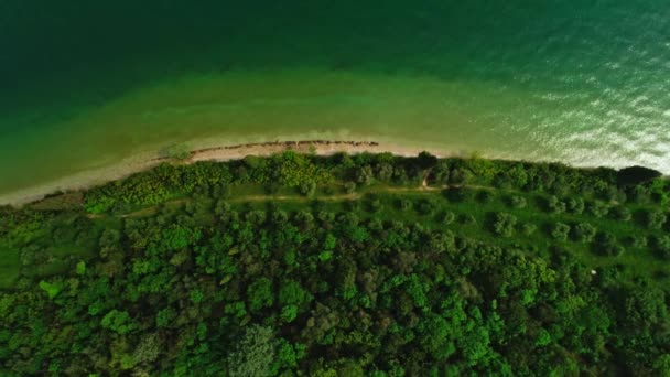 Top vista estática tiro incrível turquesa calma onda do mar cercado por luz solar brilhante ilha natureza — Vídeo de Stock